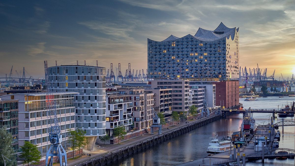 Sicherheit in Hamburg – Elbphilharmonie und Hafenlage bei Abendlicht