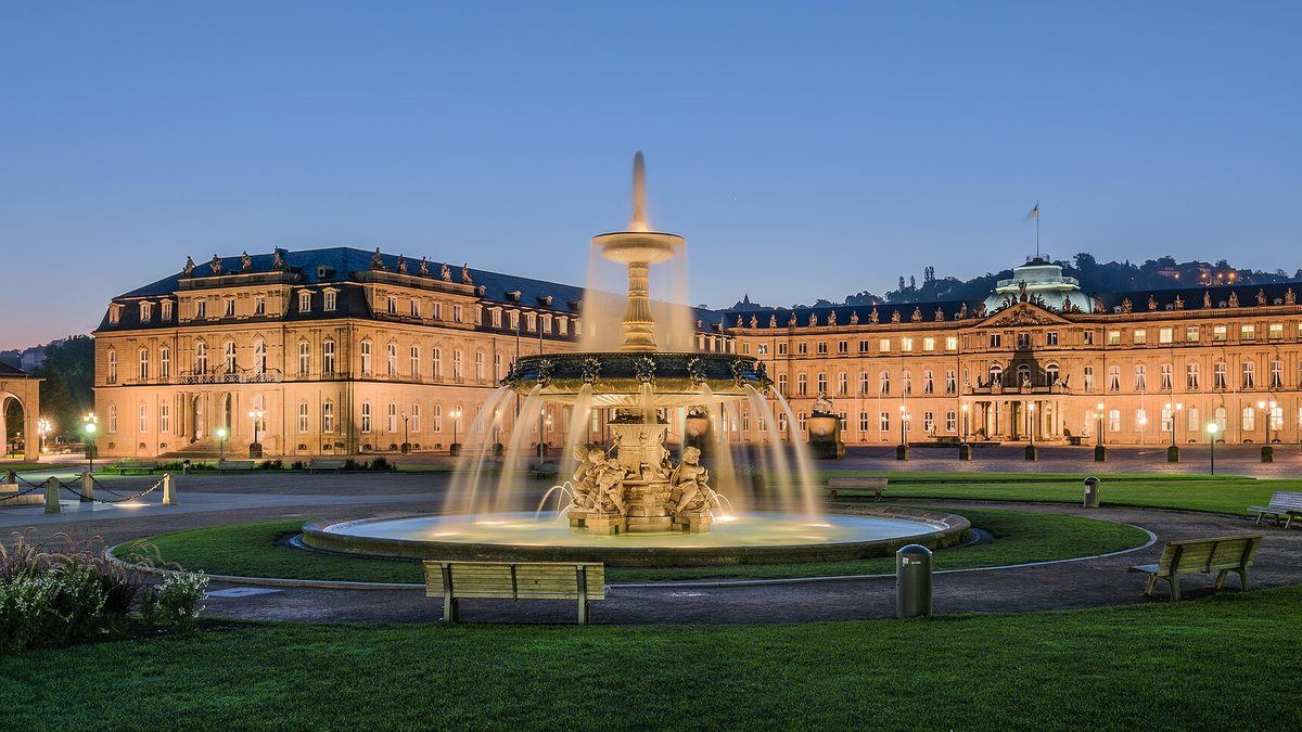 Sicherheit in Stuttgart — Schlossplatz mit Brunnen und Neuem Schloss